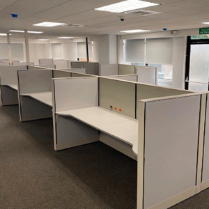 Isla de Trabajo Doble con Panel